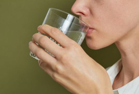Nő üvegpohárból csapvizet iszik