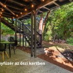 Fényfüzér őszi kertben