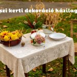 Őszi kertben asztal rusztikus asztalterítővel, sárga virágokkal, edényekkel, mellette régi szék