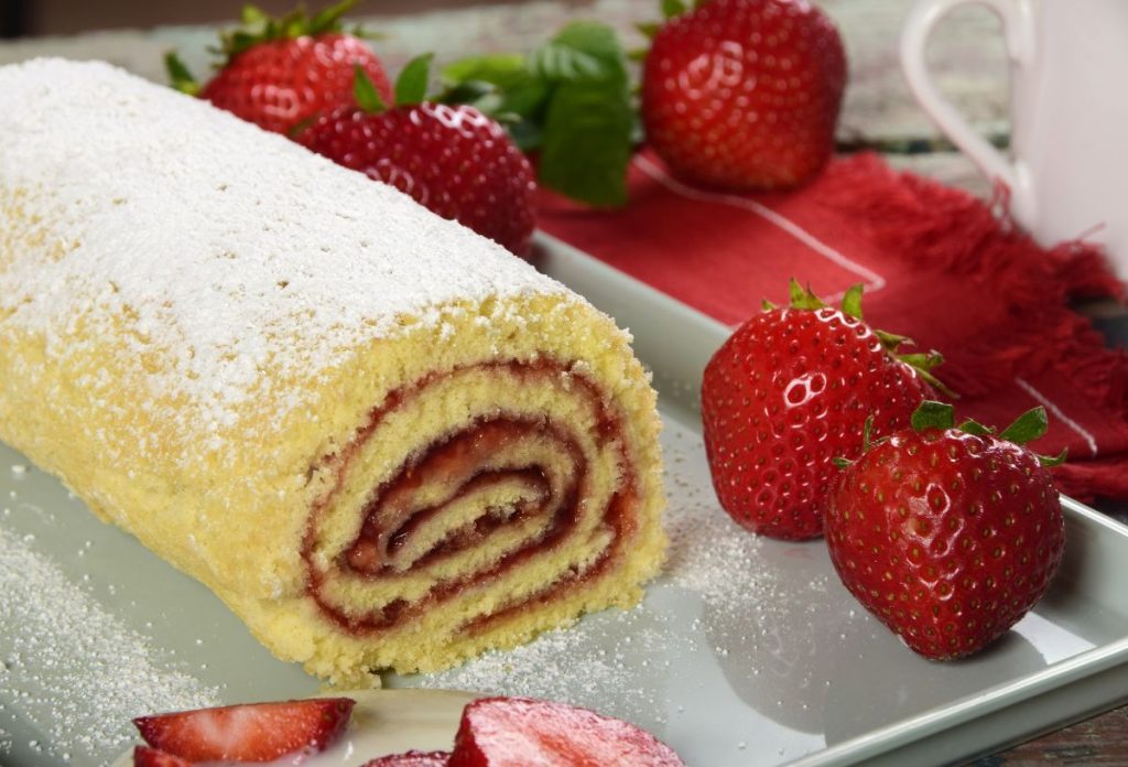 Eperlekvárral töltött, porcukorral meghintett piskótatekercs