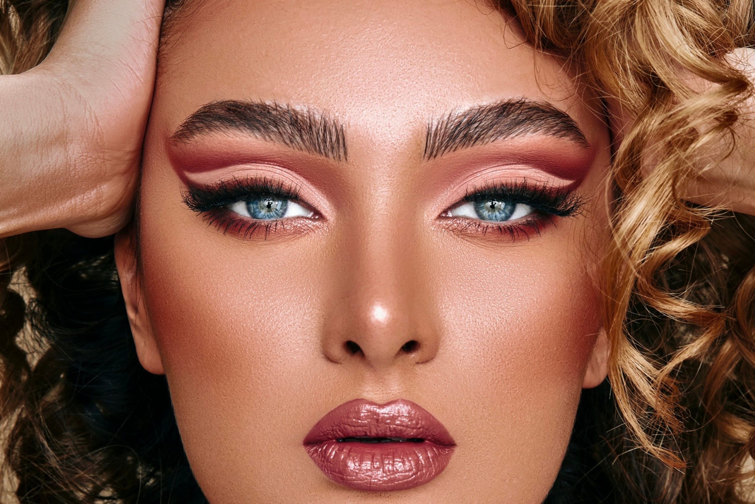 Kék szemű nő meleg barnás árnyalatú tusvonallal
