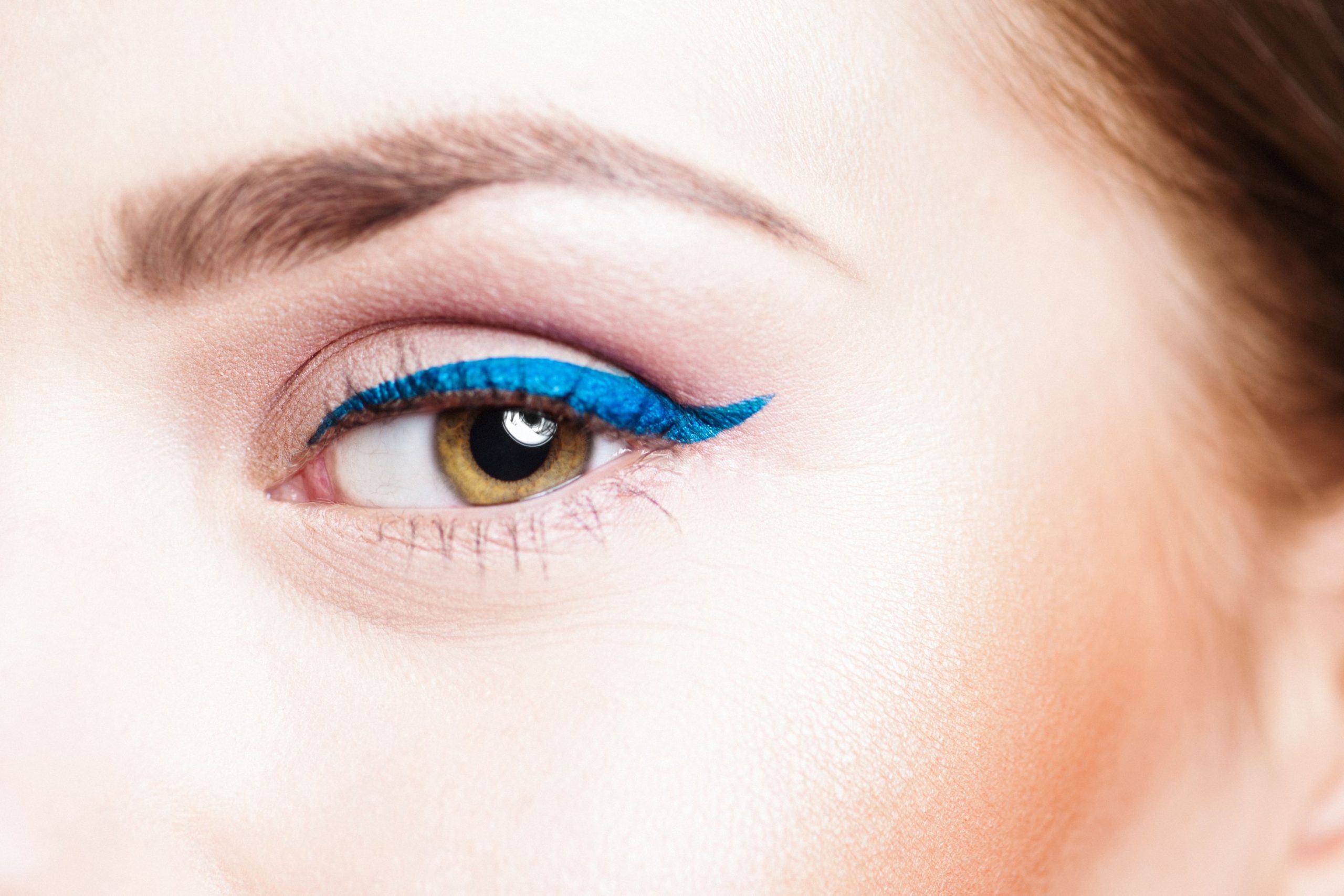 Zöld szemű nő kék árnyalatú tusvonallal