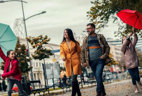 Vidám család ősszel sétál