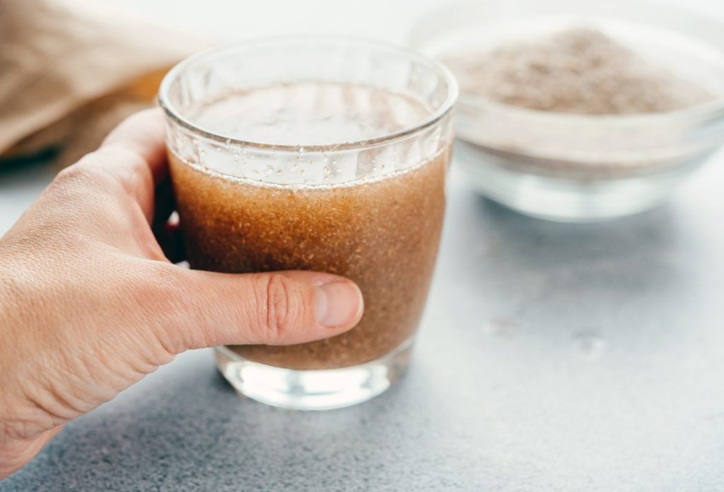 Pohárban vízzel elkevert, zseléssé vált útifűmaghéj-por