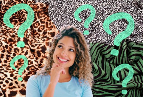 Állatmintás háttér, kék felsős göndör hajú nő gondolkozik mosolyogva, zöld kérdőjelek