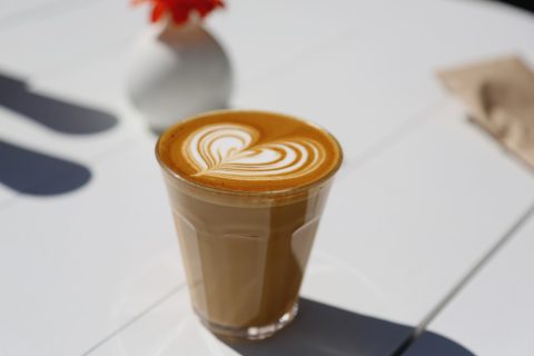 Latte szív alakú mintával a tetején