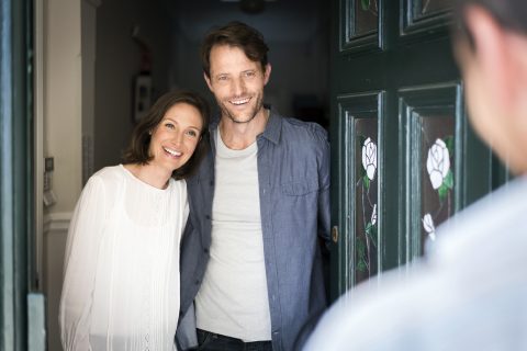 Egy pár ajtót nyit a vendégnek