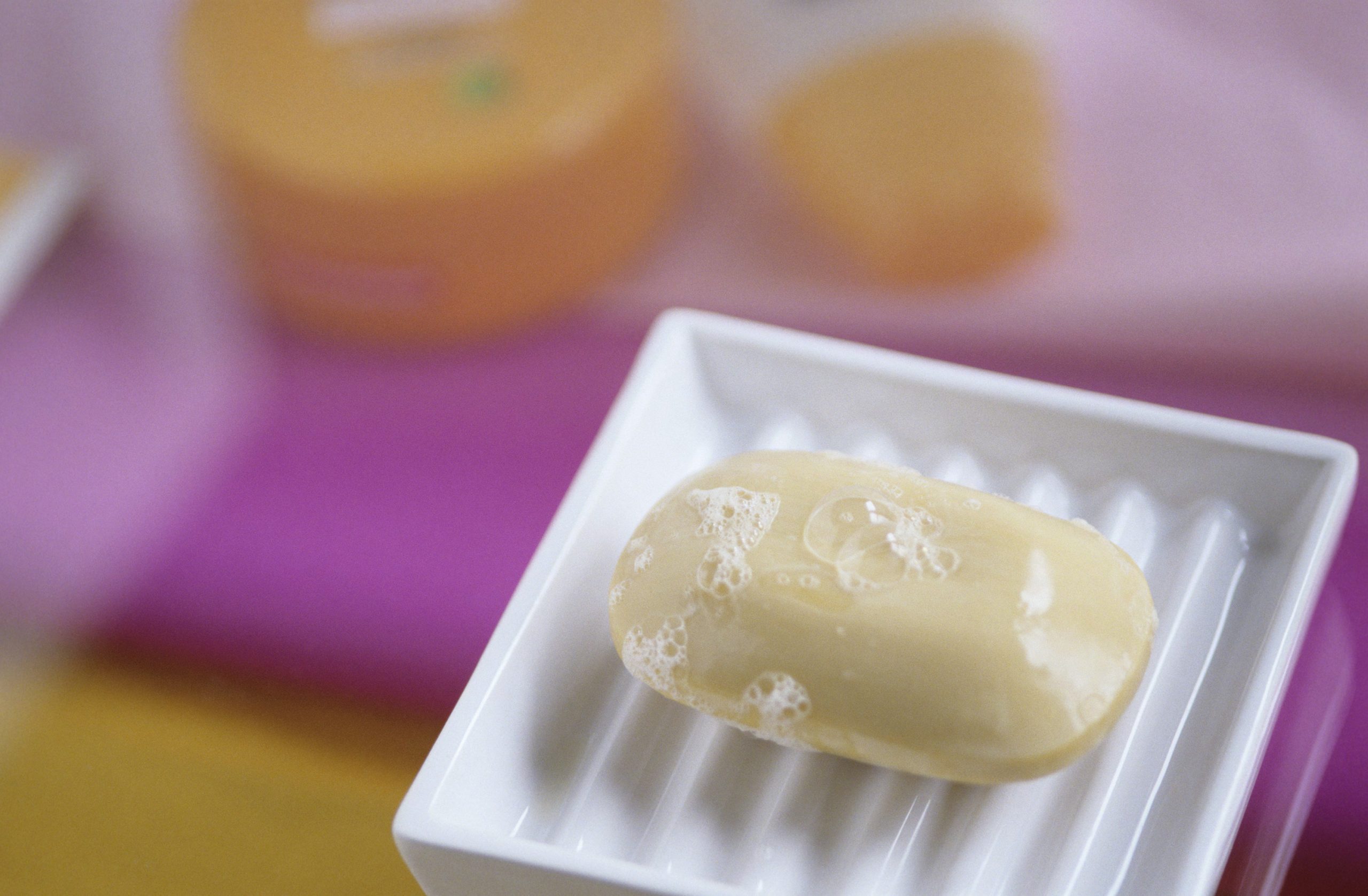 Közeli fotó egy szappanról a szappantartóban