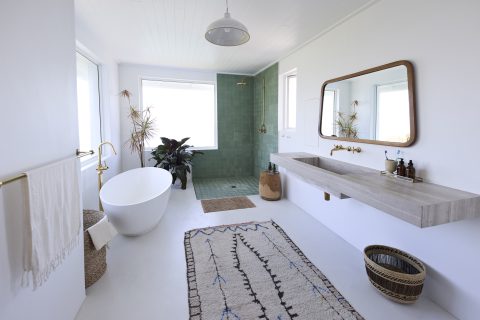 modern, világos fürdőszoba világos falszínnel