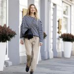 Sue Giers tervező Hamburgban csónaknyakú felsőben