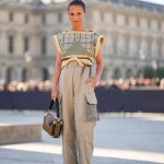 Alicia Vikander Párizsban csónaknyakú felsőben