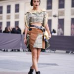 Modell csónaknyakú felsőben