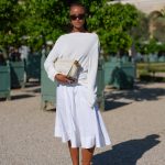 Modell csónaknyakú felsőben