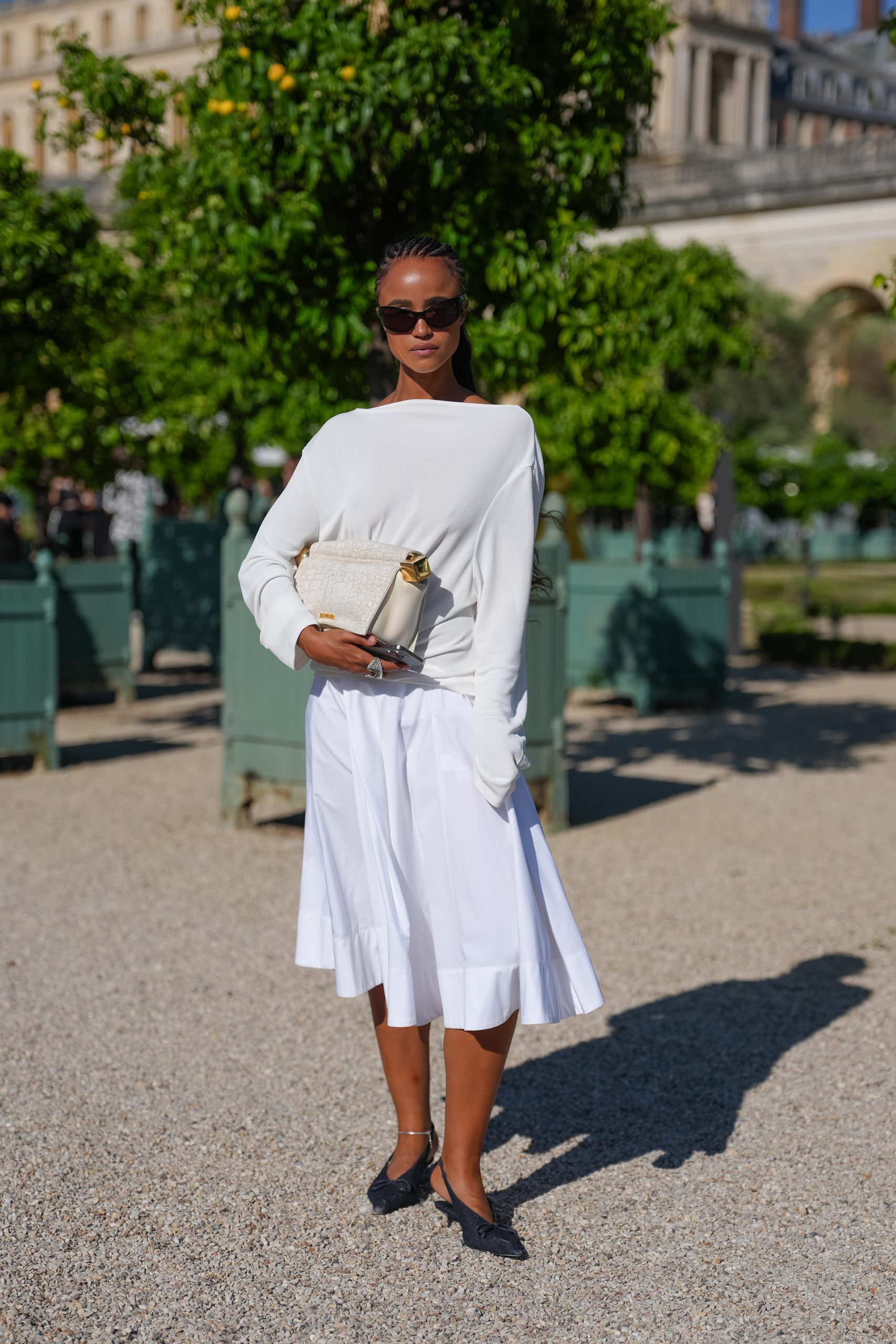 Modell csónaknyakú felsőben