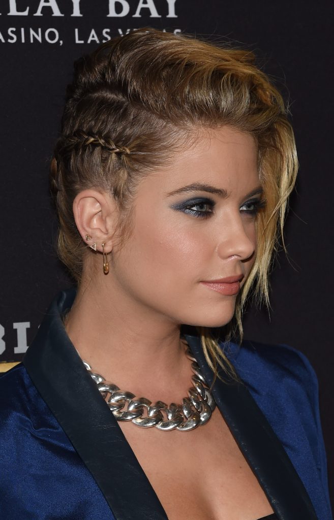 Ashley Benson fonott rövid hajjal