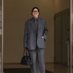 Modell gengszterstílusú szettben vonul az utcán