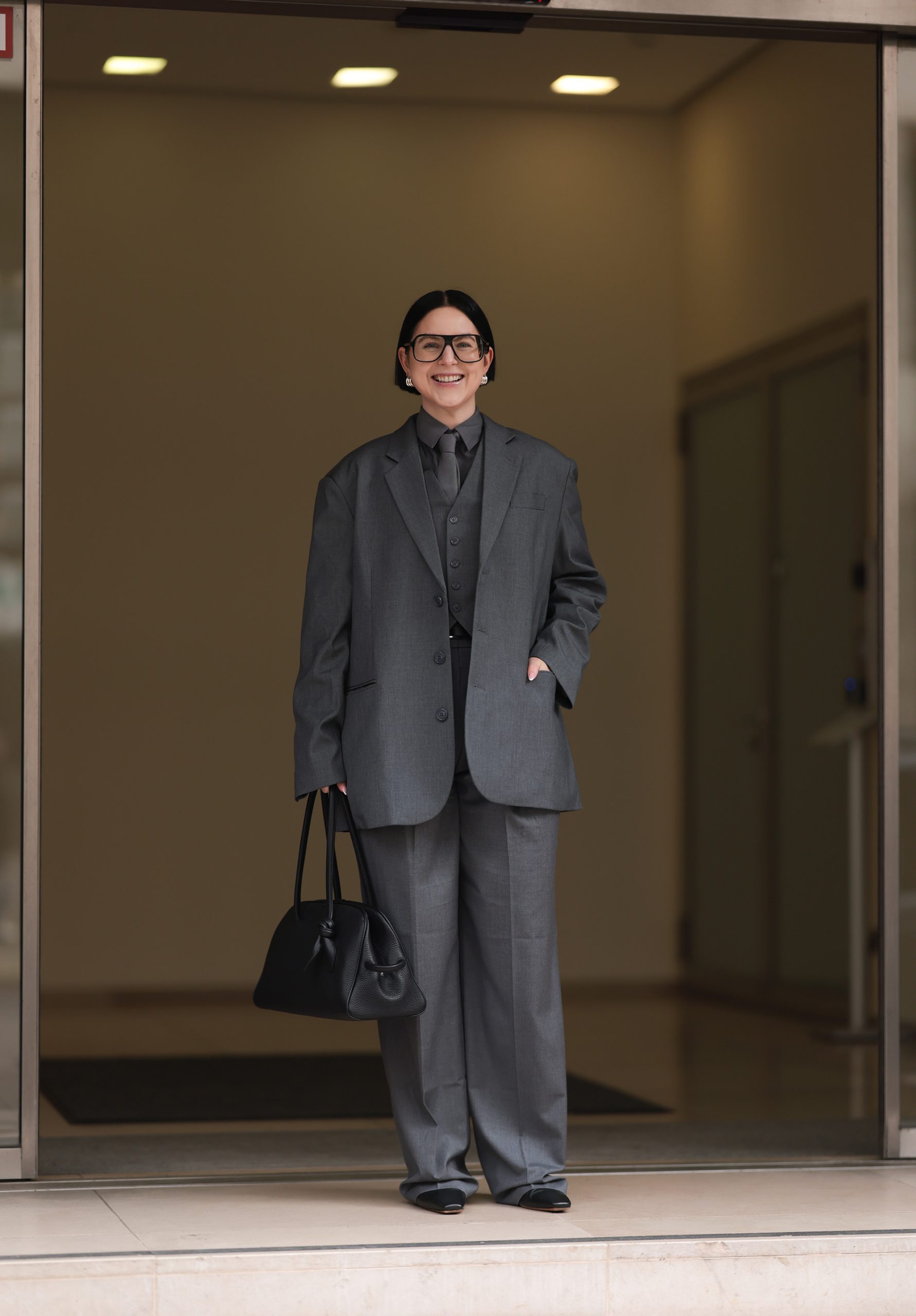 Modell gengszterstílusú szettben vonul az utcán