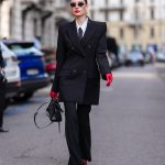 Modell gengszterstílusú szettben vonul az utcán