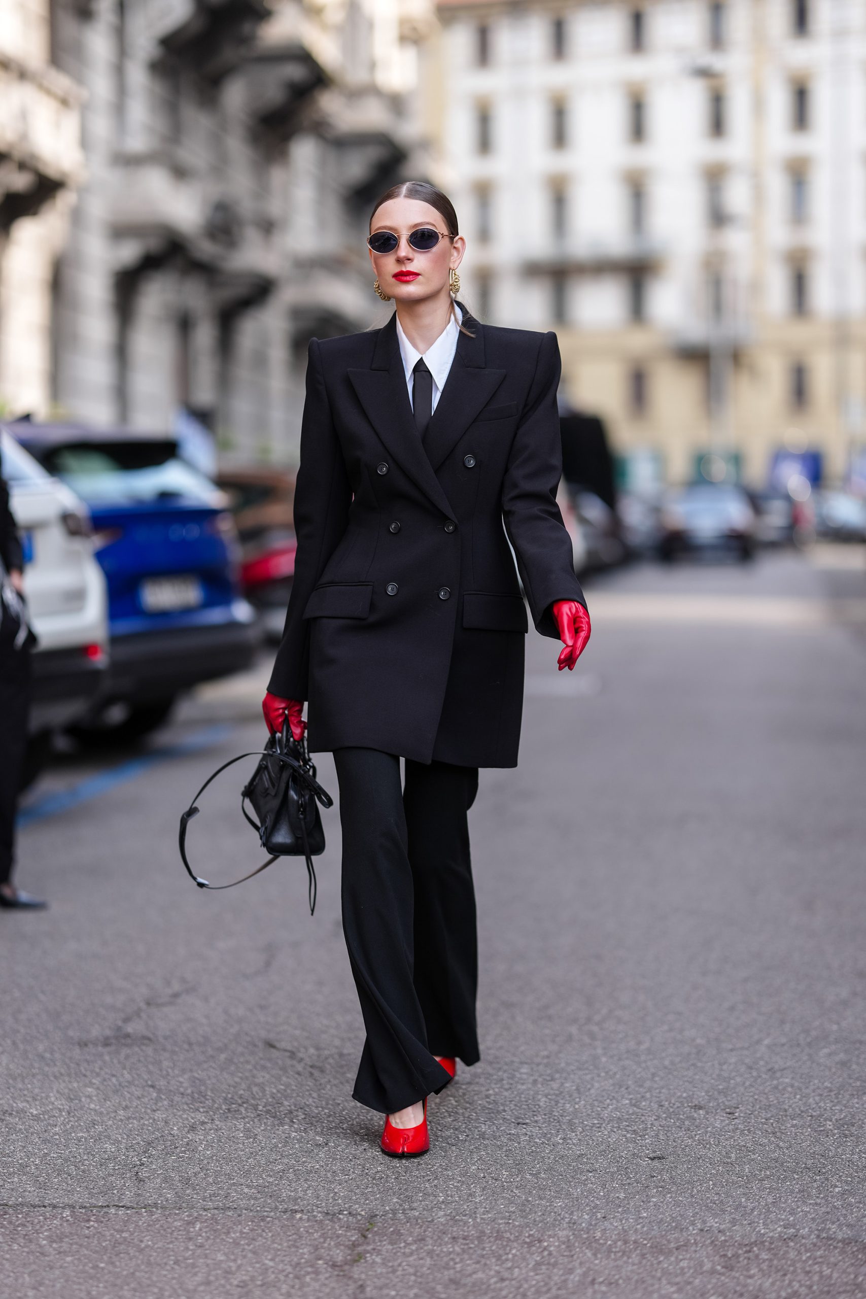 Modell gengszterstílusú szettben vonul az utcán