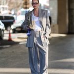 Modell gengszterstílusú szettben vonul az utcán