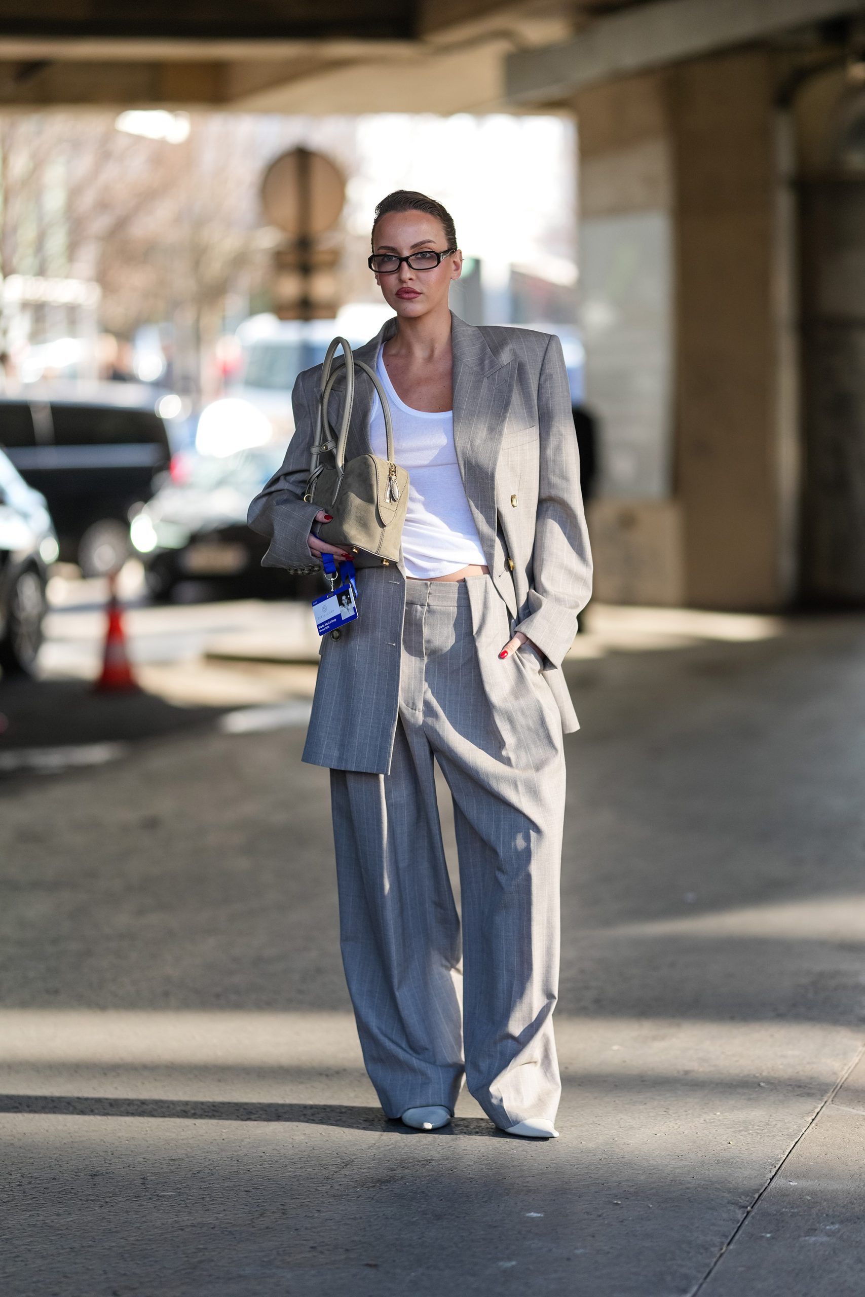 Modell gengszterstílusú szettben vonul az utcán