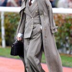 Modell gengszterstílusú szettben vonul az utcán