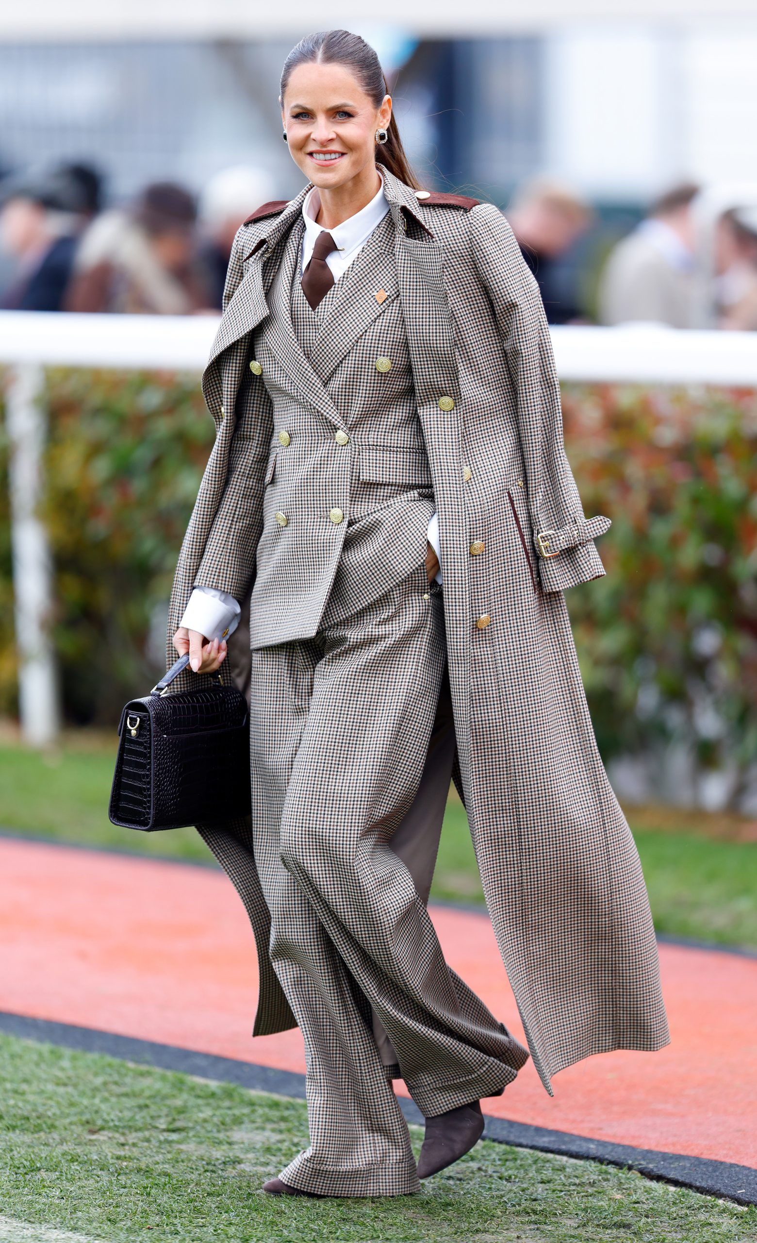 Modell gengszterstílusú szettben vonul az utcán