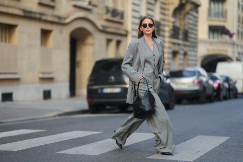 Modell gengszterstílusú szettben vonul az utcán