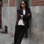 Modell gengszterstílusú szettben vonul az utcán