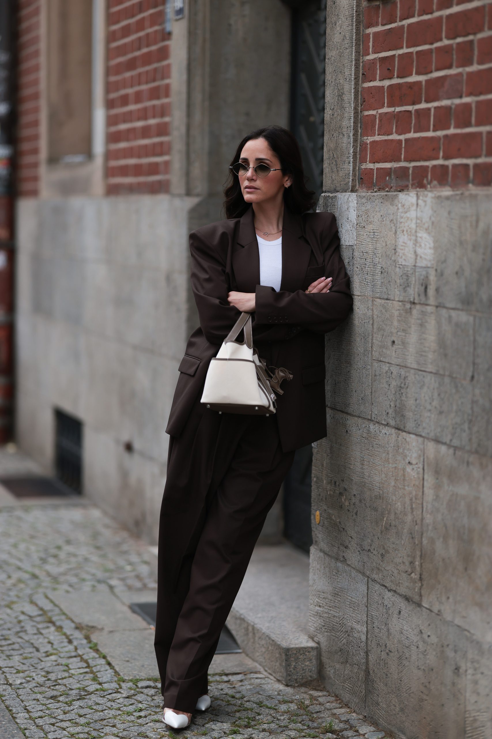 Modell gengszterstílusú szettben vonul az utcán