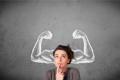 Egy nő feje mellett izmos karok rajzva