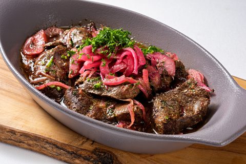 Sült máj tányéron