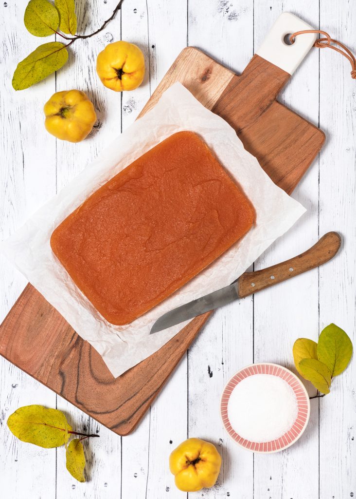 Házi készítésű birsalmasajt vágódeszkán