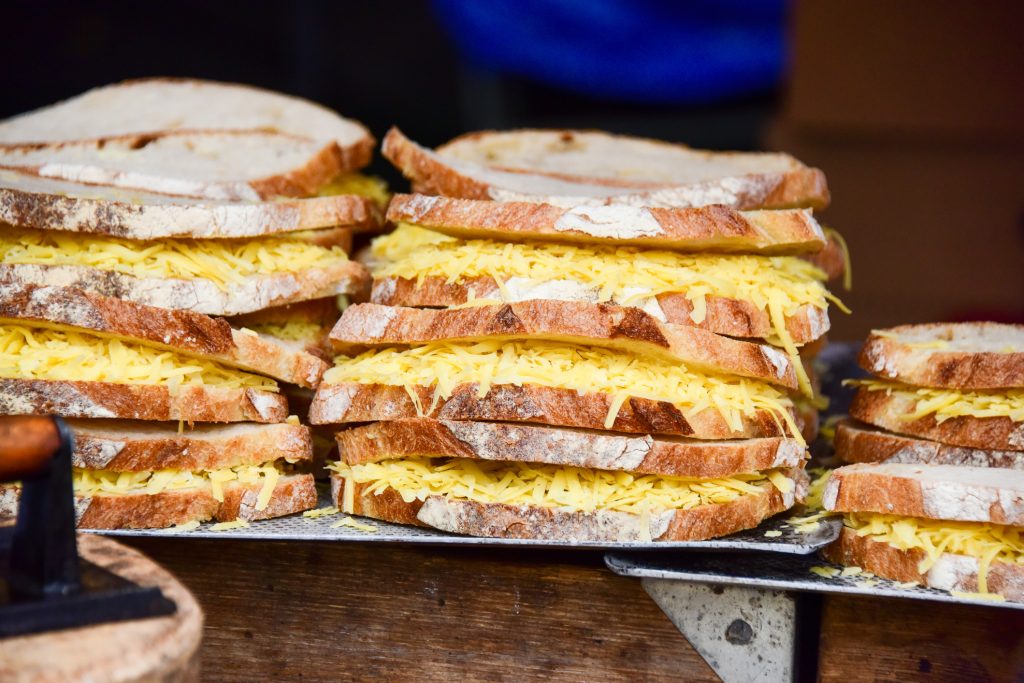 A melegszendvics gazdagon sajttal megszórva az igazi