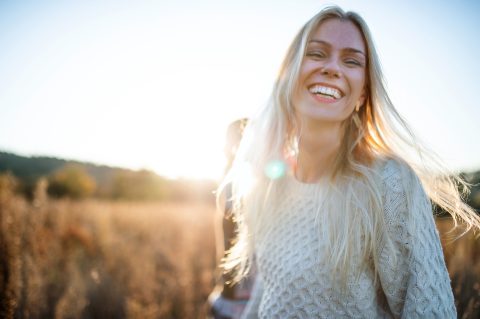 Boldogan mosolygó nő