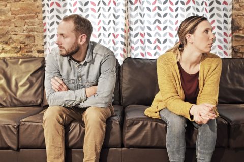 elhidegült pár ül egymás mellett