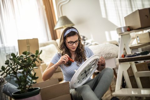 Fiatal nő átállítja az órát