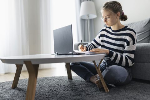 ülő testtartás asztalnál – fiatal nő