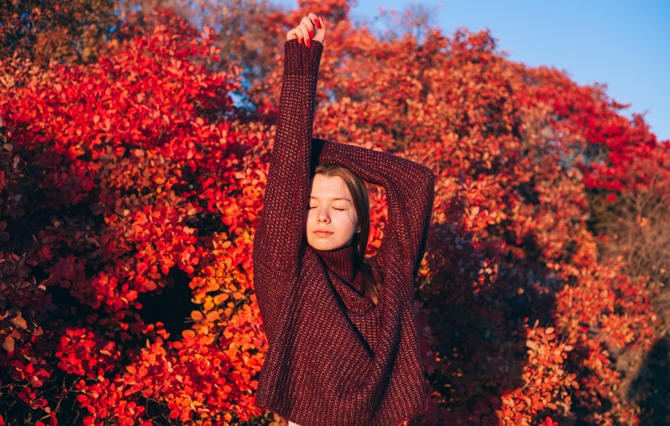 Boldog, fiatal nő őszi tájban