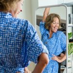 Középkorú nő a tükörben mosolyog