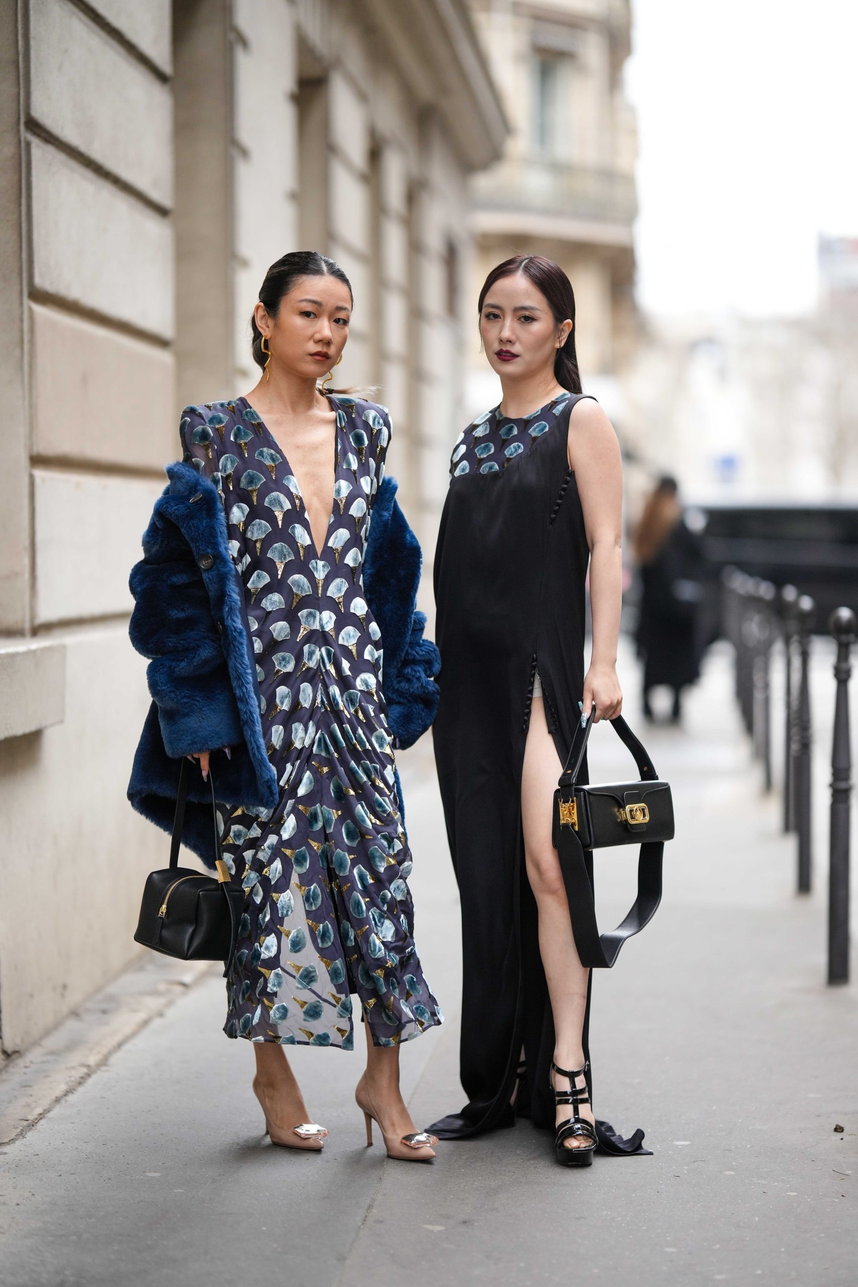 Street style fotó, két nő kék ruhában