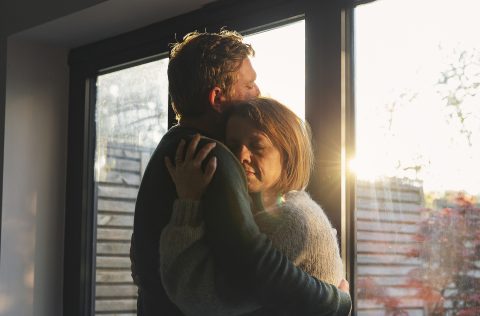 Egy férj öleli a feleségét