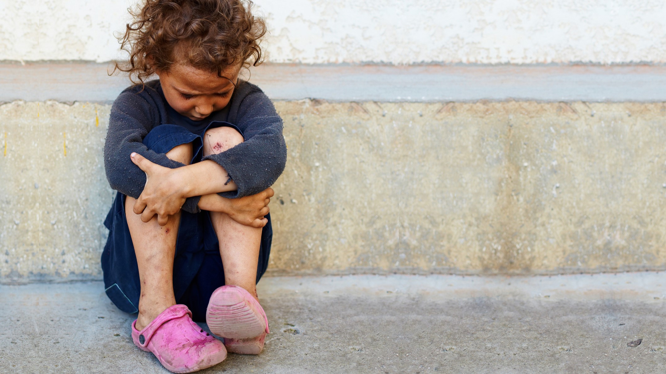 a-rasszizmus-az-iskolaban-kezdodik | Marie Claire szegény kislány ül a falnál