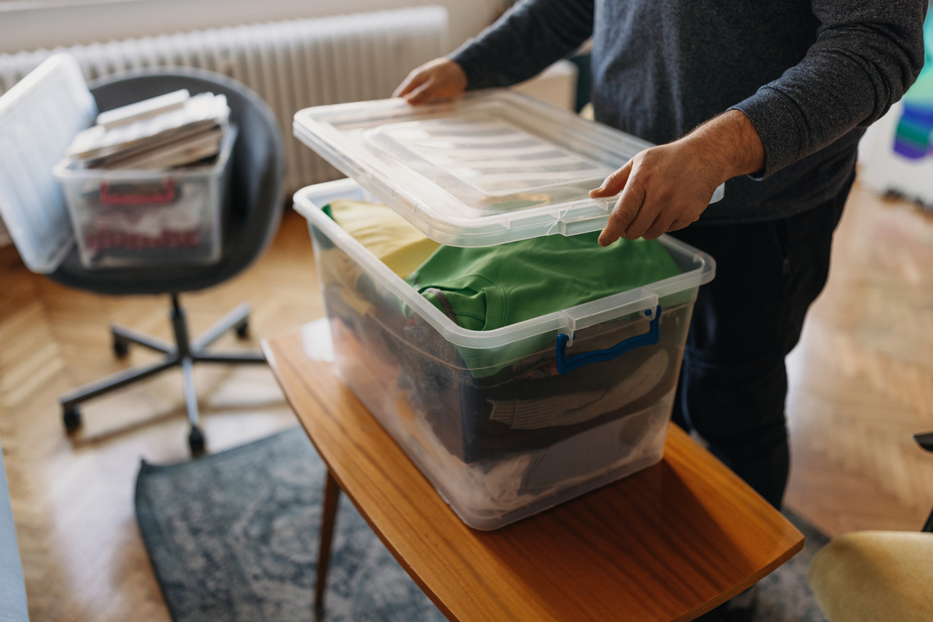 Egy férfi rázárja a műanyag dobozra a fedelét