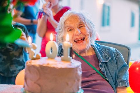 103 éves nő születésnapi tortával