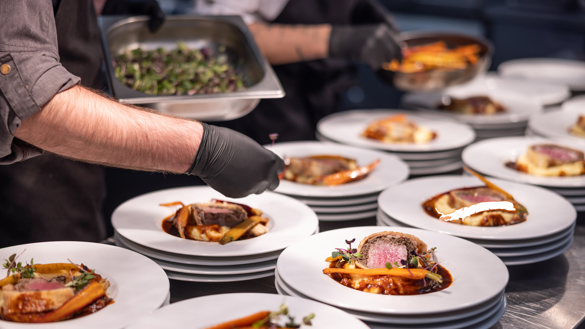 Szakács ételeket tálal fel