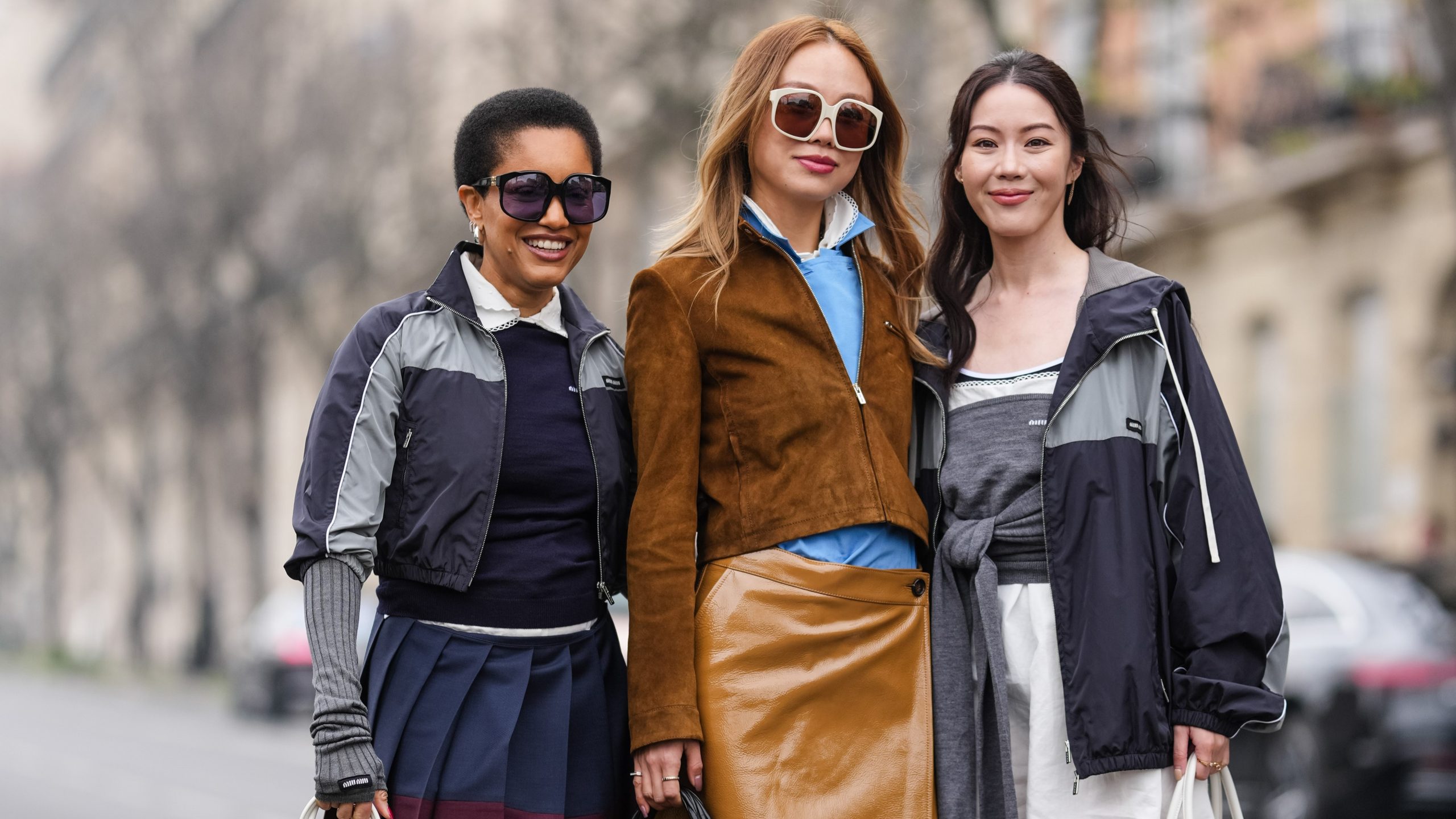 divatosan felöltözött nők pózolnak a kamerának