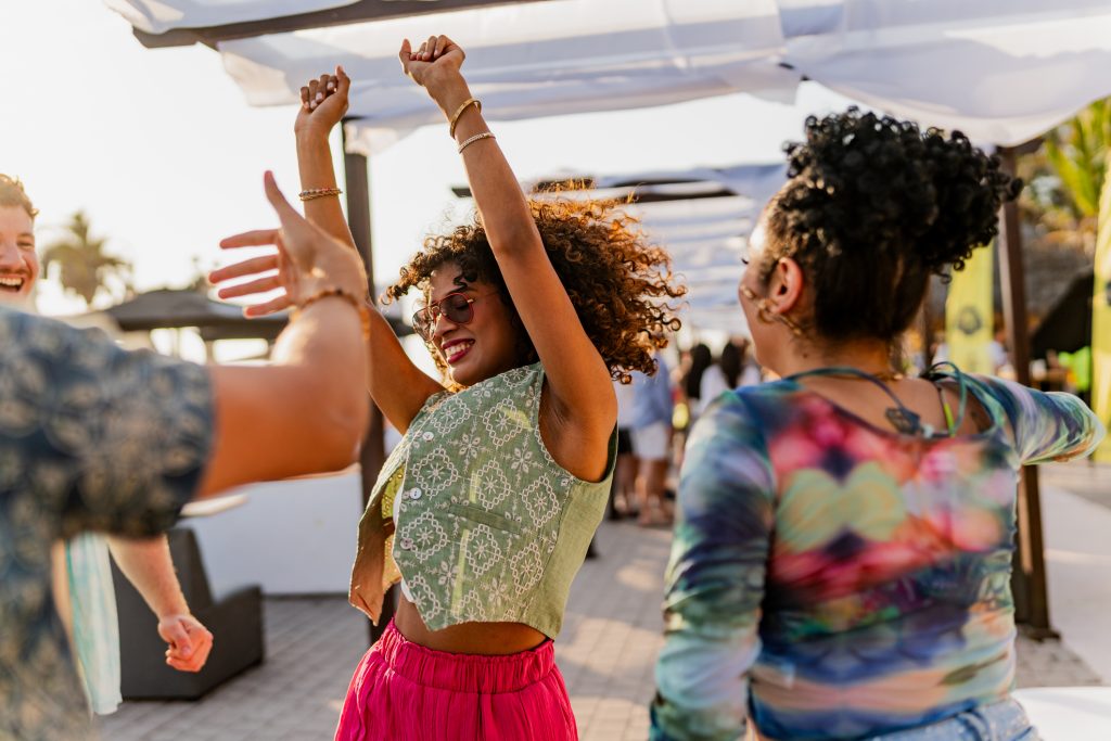 Fiatalok nappali buliban táncolnak