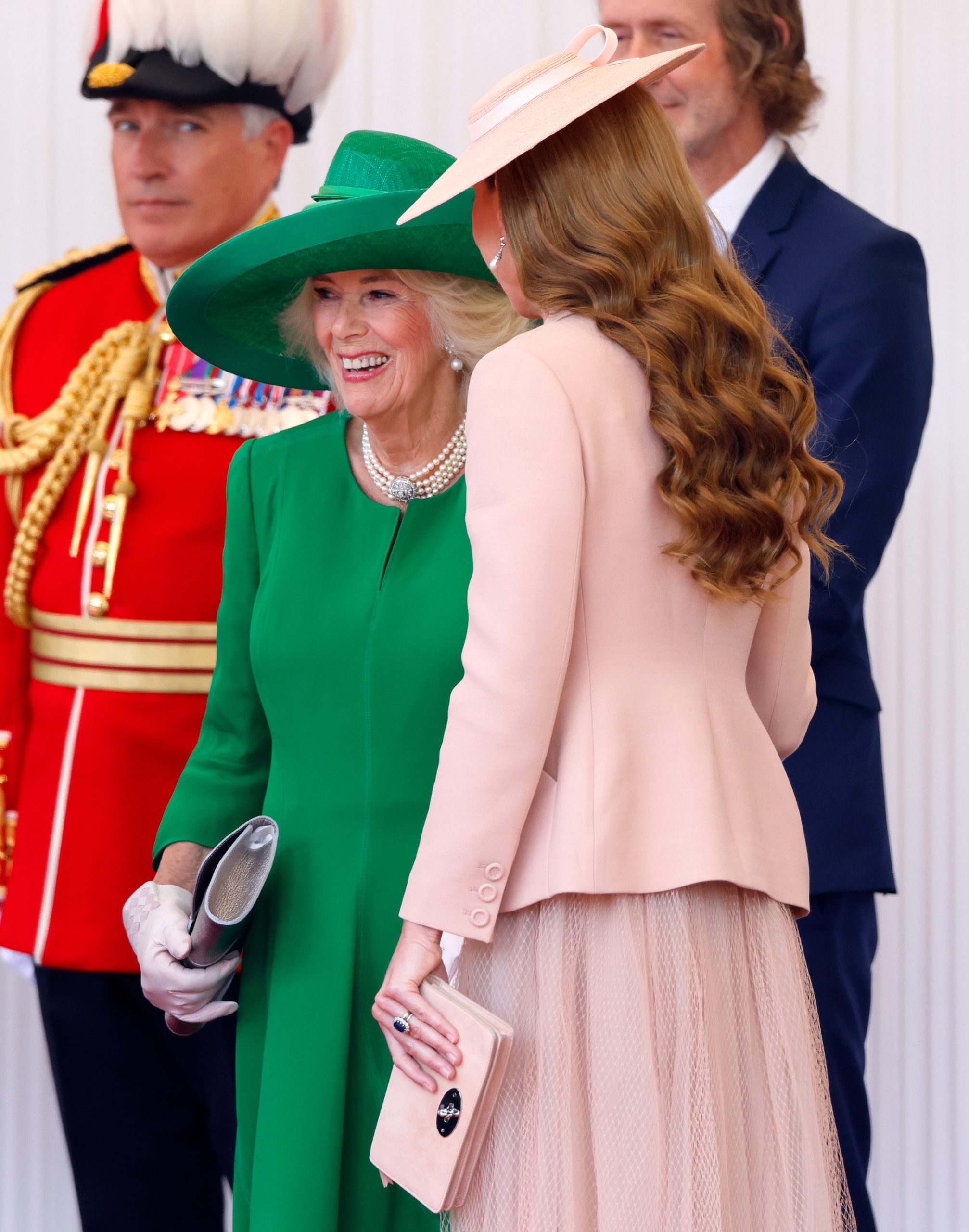 Katalin hercegné Kamilla királynéval beszélget