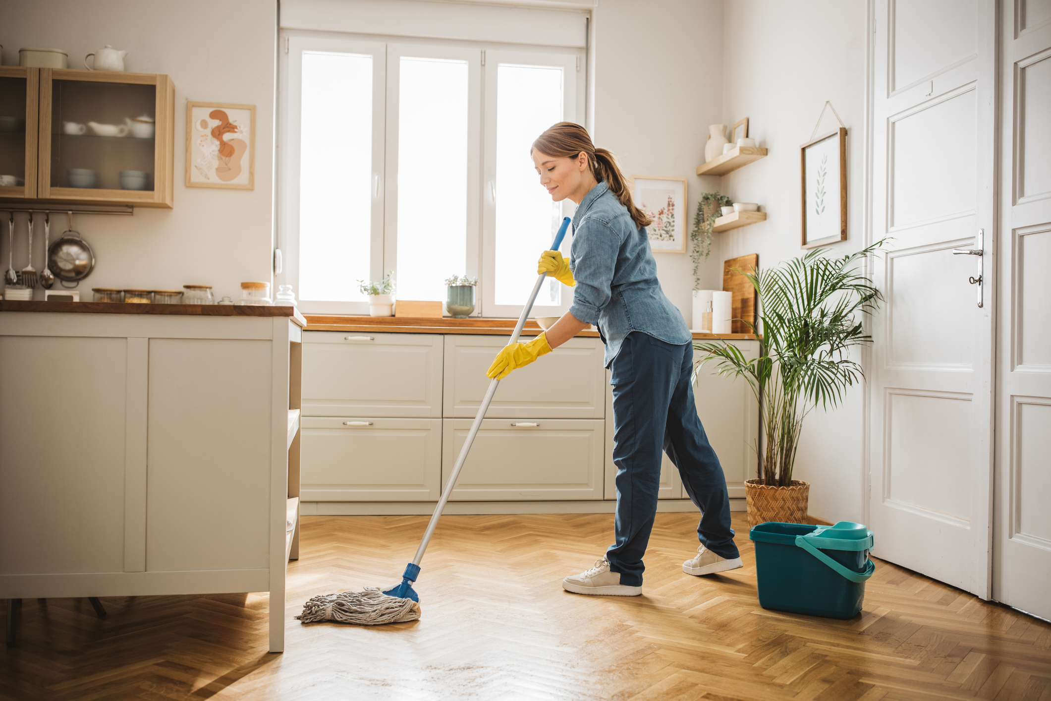 Nő felmossa a padlót az otthonában